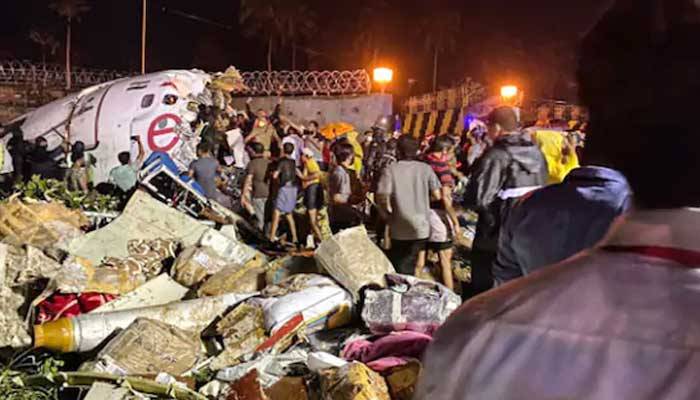 কেরালায় রানওয়েতে যাত্রীবাহী বিমান ২ টুকরা, নিহত ১৭