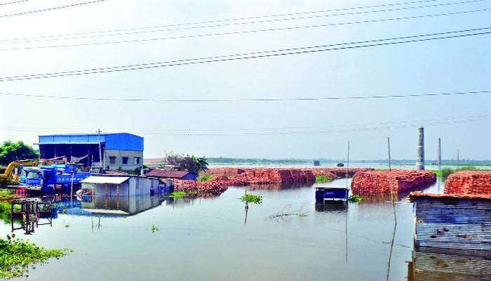 দীর্ঘস্থায়ী বন্যায় বাড়ছে দুর্ভোগ