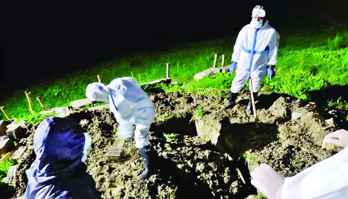 কিশোরগঞ্জে শেষ বিদায়ের কারিগর