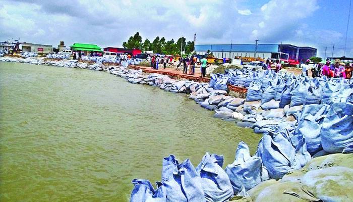 নদীতীরের মানুষ দিশেহারা