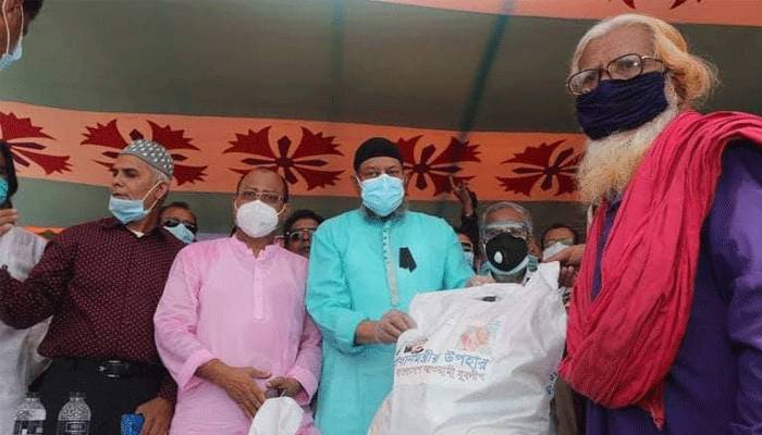 দোহারে বন্যার্তদের মাঝে যুবলীগের ত্রাণ বিতরণ