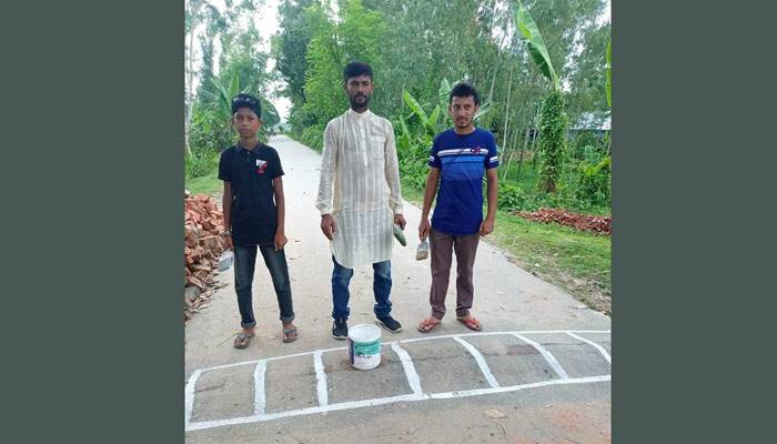 ছেলেকে সঙ্গে নিয়ে রাস্তায় স্পিড বেকারে রং করছেন জাকির