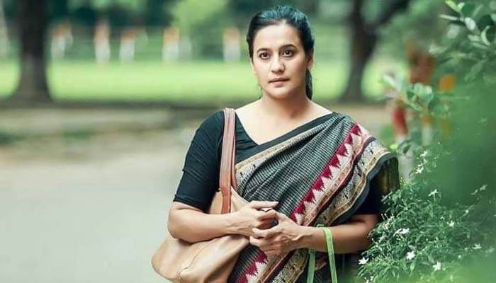 মাঝে মাঝে এসে মুগ্ধতা ছড়িয়ে যান স্মৃতি ফামি