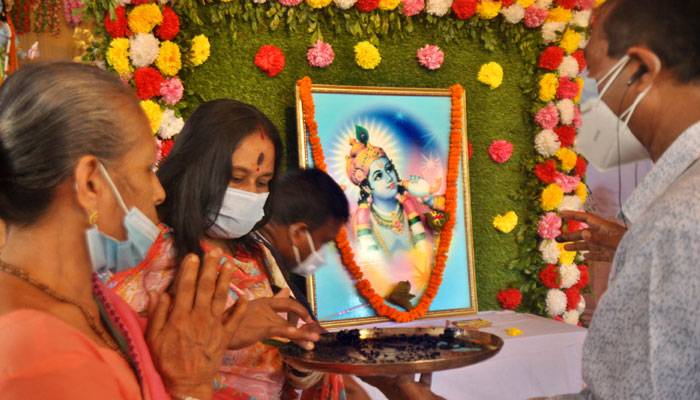 আনন্দ-উৎসবের মধ্য দিয়ে জন্মাষ্টমী উদযাপন