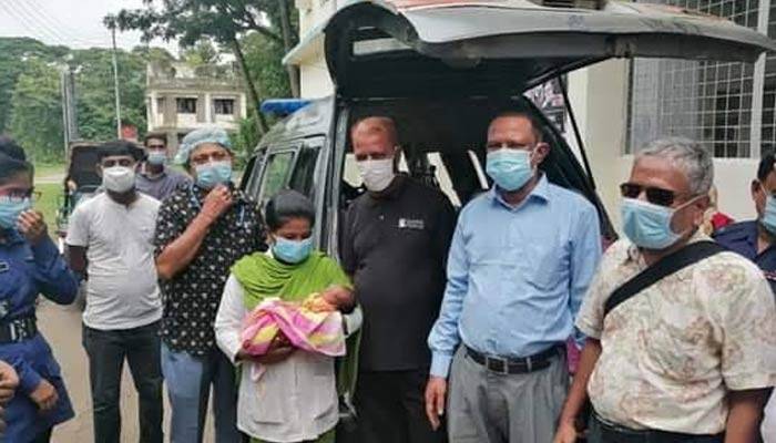 রাস্তায় সন্তান প্রসব, আশ্রয়কেন্দ্রে ঠাঁই হলো নবজাতকসহ প্রতিবন্ধী মায়ের