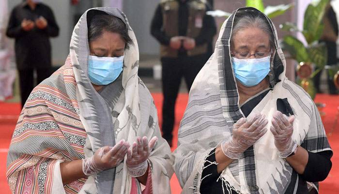 বঙ্গবন্ধুর প্রতিকৃতিতে প্রধানমন্ত্রীর শ্রদ্ধা