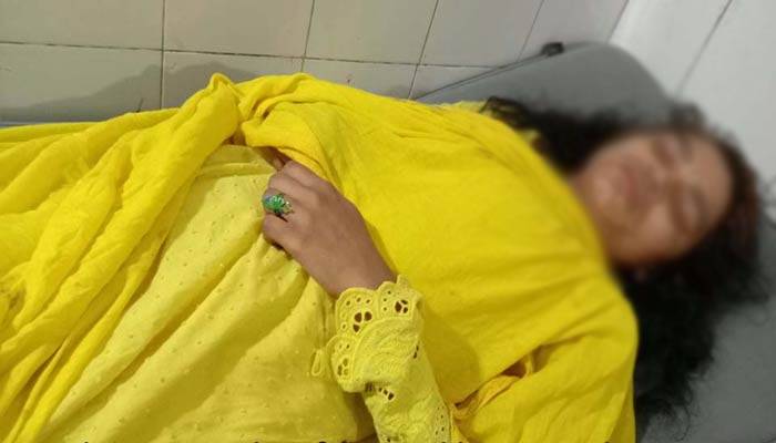 বিয়ের দাবিতে প্রেমিকের বাড়িতে এসে পিটুনি খেয়ে হাসপাতালে তরুণী বিয়ের দাবিতে প্রেমিকের বাড়িতে এসে পিটুনি খেয়ে হাসপাতালে তরুণী