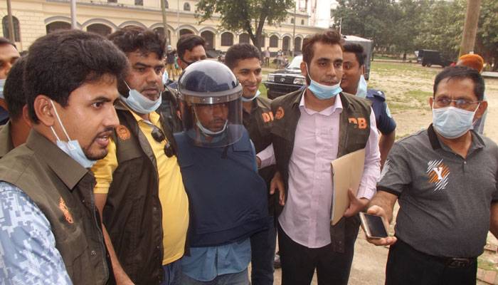 ইউএনও ওয়াহিদার ওপর হামলা করে তারই কার্যালয়ের মালি: পুলিশ ইউএনও ওয়াহিদার ওপর হামলা করে তারই কার্যালয়ের মালি: পুলিশ