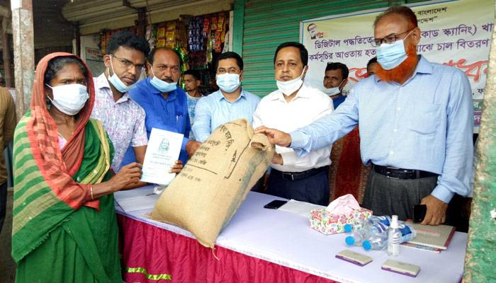 ফরিদপুরে কিউআর কোড স্ক্যানিংয়ের মাধ্যমে চাল বিতরণ শুরু