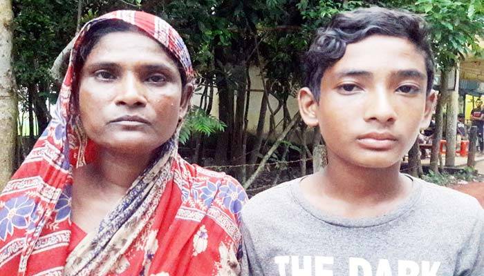 চুল ধরে টেনে-হিঁচড়ে মাকে ঘর থেকে বের করে দিল ছেলেরা