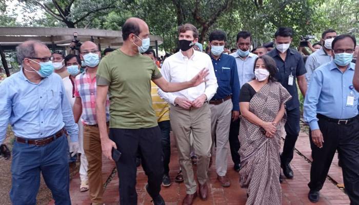 ১৫ সেপ্টেম্বর থেকে অনুমোদনহীন বিলবোর্ড অপসারণ: মেয়র আতিকুল