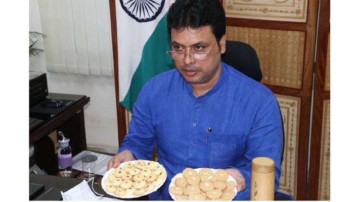 বাঁশ দিয়ে বিস্কুট তৈরি করছে ত্রিপুরা