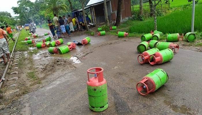 রেললাইনের ওপর গ্যাস সিলিন্ডারভর্তি পিকআপ রেখে পালালেন চালক