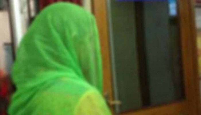 প্রেমিকের বাড়িতে শিক্ষিকার অনশন
