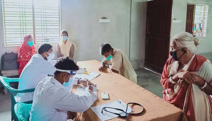 সাঁওতালদের বিনামূল্যে চিকিৎসাসেবা