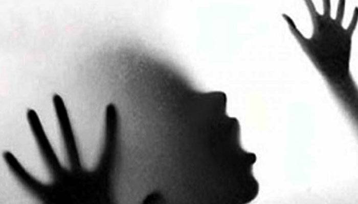 হাসপাতালের বিছানায় কাতরাচ্ছে ৪ বছরের শিশুটি