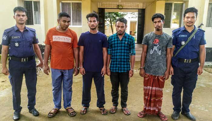 কলমাকান্দায় ভারতীয় মালামালসহ গ্রেপ্তার ৪