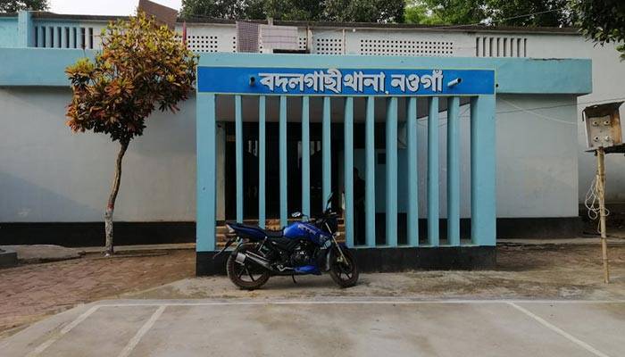 প্রতারণা করতে ঢাকা থেকে নওগাঁ গিয়ে ছেলেসহ আটক এসআই