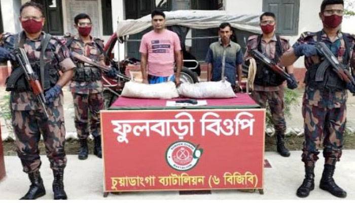 সীমান্তে অবৈধ সীসাসহ পুলিশ কর্মকর্তা আটক