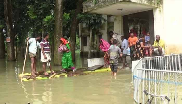 হাসপাতাল চত্বরে থইথই পানি, কলার ভেলায় অ্যাম্বুলেন্স সেবা