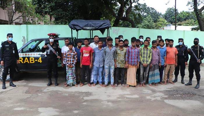 আশুলিয়ায় মিনি ক্যাসিনো থেকে ২১ জুয়াড়ি গ্রেপ্তার