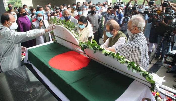 বিউগলের করুণ সুর আর ফুলেল শ্রদ্ধায় আলী যাকেরকে বিদায় বিউগলের করুণ সুর আর ফুলেল শ্রদ্ধায় আলী যাকেরকে বিদায়