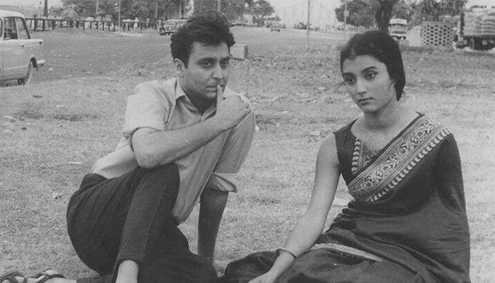 'মাথার ওপর থেকে বিশাল ছাতাটা হঠাৎ করে সরে গেলো' 'মাথার ওপর থেকে বিশাল ছাতাটা হঠাৎ করে সরে গেলো'