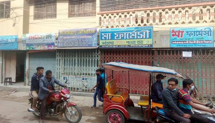 ওষুধ প্রসাশনের ডিজি আসার খবরে দিনাজপুরের বেশিরভাগ ফার্মেসিতে তালা