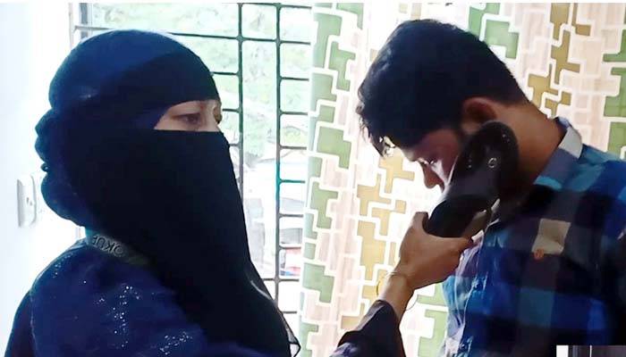যৌন নিপীড়নের অভিযোগে যুবককে জুতা দিয়ে পেটালেন নারী