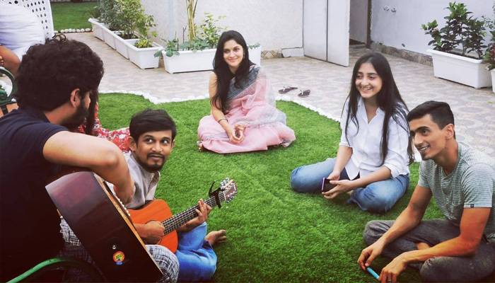 সৃজিতের বাড়ির আড্ডার ছবি মিথিলার টুইটারে