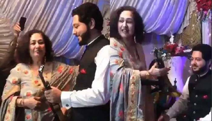বিয়ের আসরে জামাইকে একে-৪৭ উপহার দিলেন শাশুড়ি