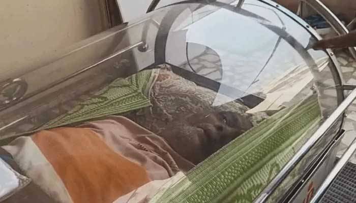 অসুস্থ বৃদ্ধকে লাশের বাক্সে রেখে মৃত্যুর অপেক্ষায় পরিবার!