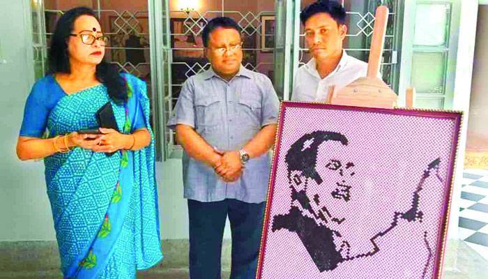 পুঁতিতে গড়া বঙ্গবন্ধুর প্রতিকৃতি ৩২ নম্বরে