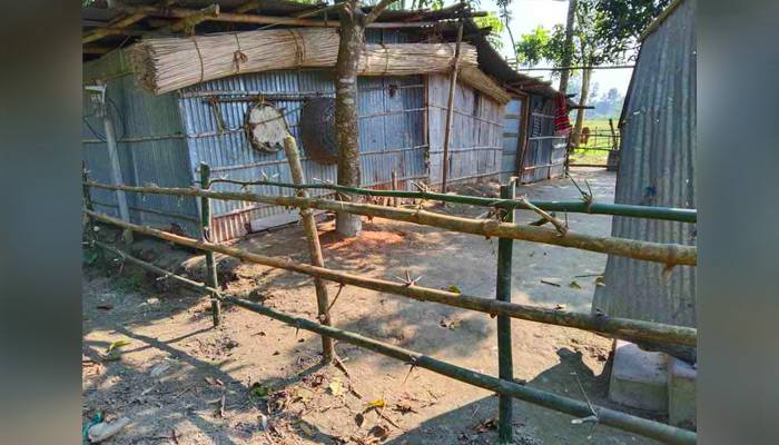 বদলগাছীতে দু'দিন ধরে অবরুদ্ধ এক পরিবার