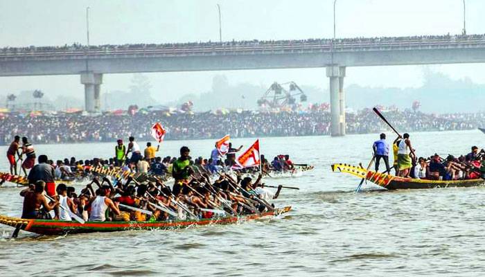 নৌকাবাইচ দেখতে মানুষের ঢল
