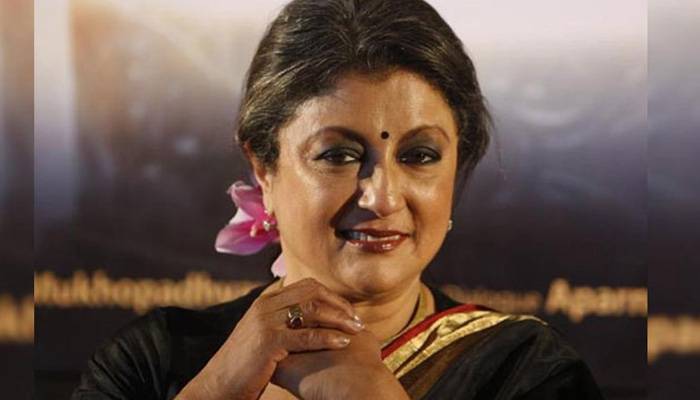 'মাথার ওপর থেকে বিশাল ছাতাটা হঠাৎ করে সরে গেলো'
