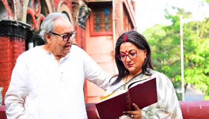 মাথার উপর থেকে বিশাল ছাতাটা হঠাৎ করে সরে গেল