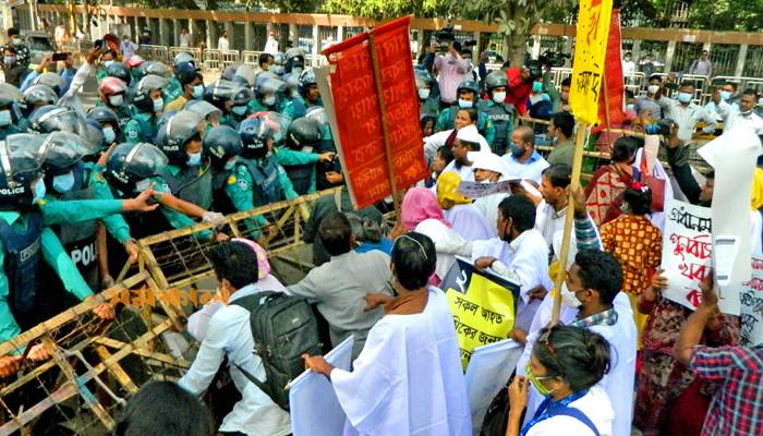 শ্রমিকদের ৩ দফা দাবির আন্দোলনে পুলিশি বাধা