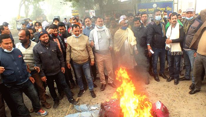 পাবনা সুগার মিল বন্ধের প্রতিবাদে বিক্ষোভ পাবনা সুগার মিল বন্ধের প্রতিবাদে বিক্ষোভ