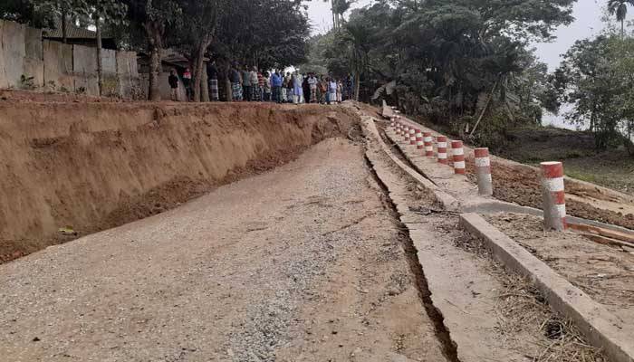 হঠাৎই ১০ ফুট দেবে গেল ব্যস্ত সড়কটি হঠাৎই ১০ ফুট দেবে গেল ব্যস্ত সড়কটি