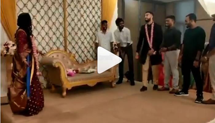 বিয়ের আসরে স্ত্রীকে নিয়ে ক্রিকেট খেললেন বর! বিয়ের আসরে স্ত্রীকে নিয়ে ক্রিকেট খেললেন বর!
