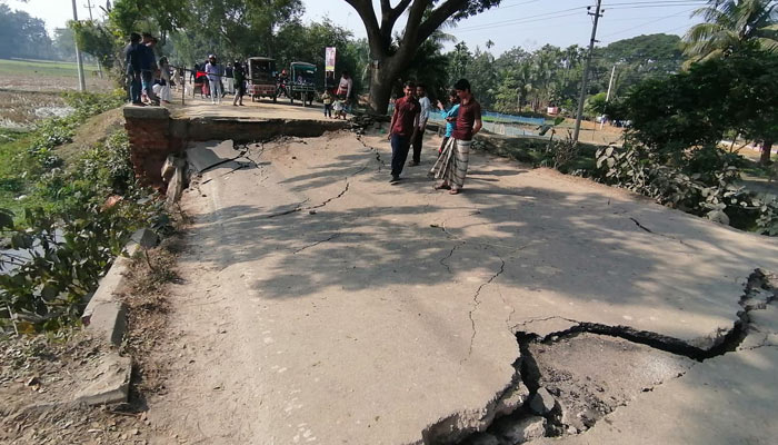 ময়মনসিংহ-টাঙ্গাইল সড়কে কালভার্ট ভেঙে যোগাযোগ বিচ্ছিন্ন ময়মনসিংহ-টাঙ্গাইল সড়কে কালভার্ট ভেঙে যোগাযোগ বিচ্ছিন্ন