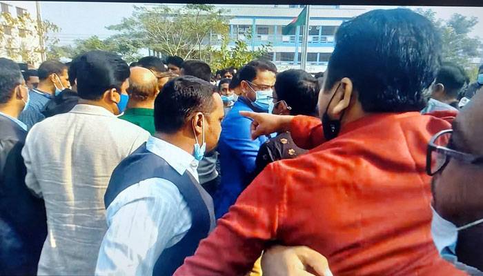 পাবিপ্রবিতে বিজয় দিবসের শ্রদ্ধাঞ্জলি অর্পণ নিয়ে শিক্ষকদের মধ্যে হাতাহাতি