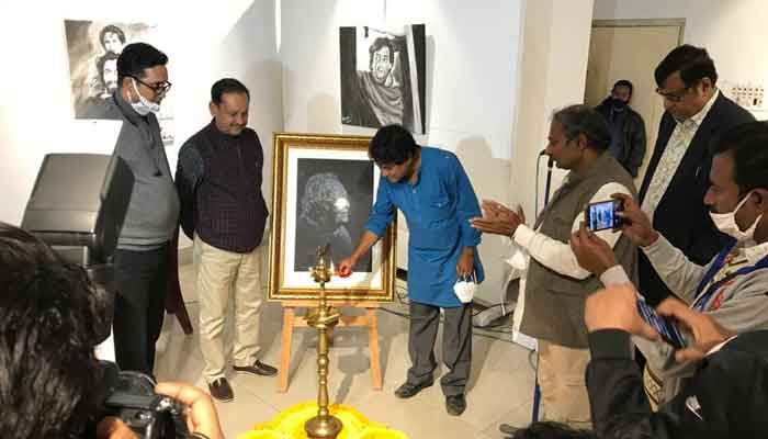 সৌমিত্রের স্মরণে দুই বাংলার ৪০ শিল্পীর প্রদর্শনী