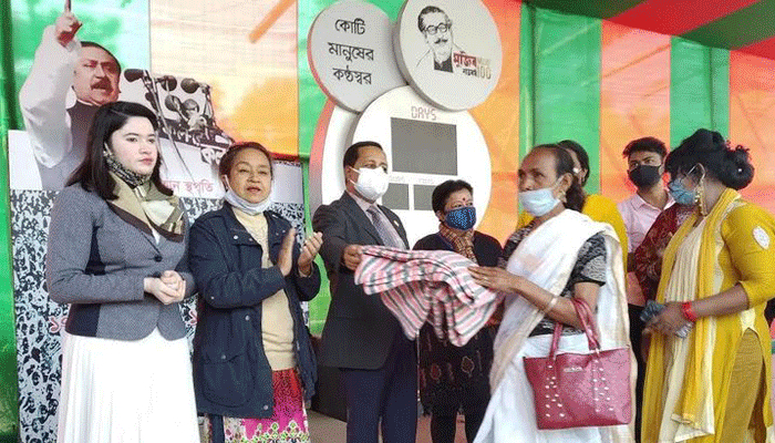 ফরিদপুরে হিজড়াদের মাঝে কম্বল বিতরণ