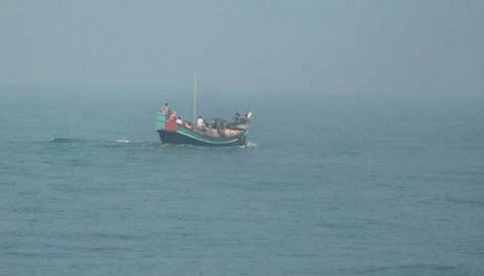 ফিসিং ট্রলারসহ ১৬ ভারতীয় জেলে আটক