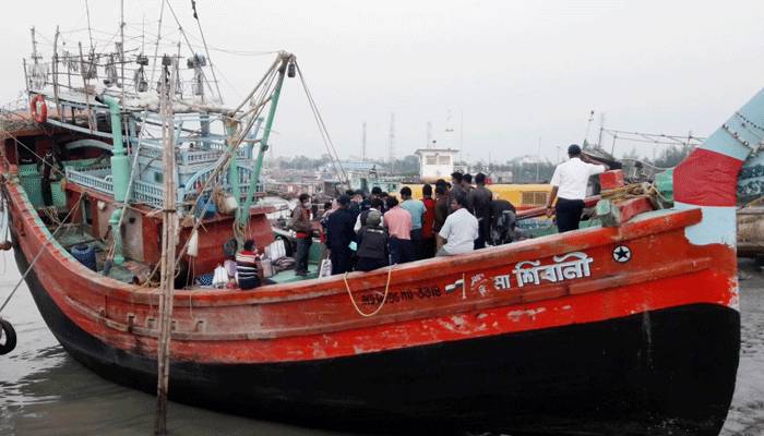 ১৭ ভারতীয় জেলে আটক