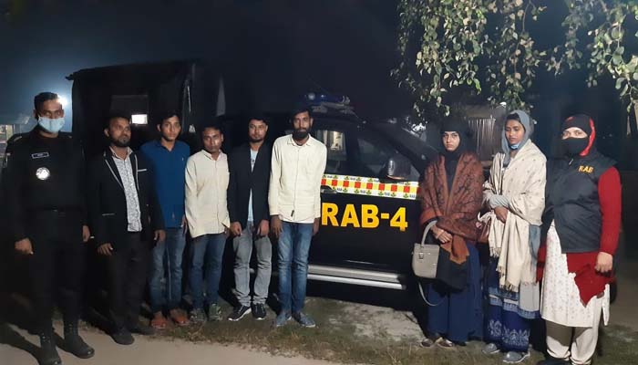 চাকরি দেওয়ার নামে প্রতারণা, ২ তরুণীসহ গ্রেপ্তার ৭