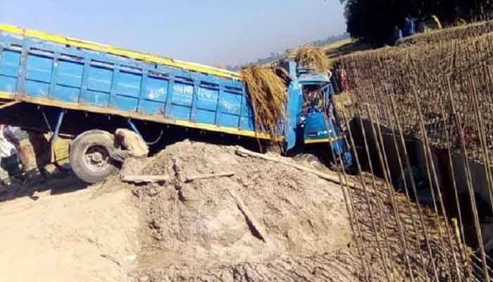 সেতুর গর্তে ট্রাক, পাহারাদার ও ১৩ গরুর মৃত্যু