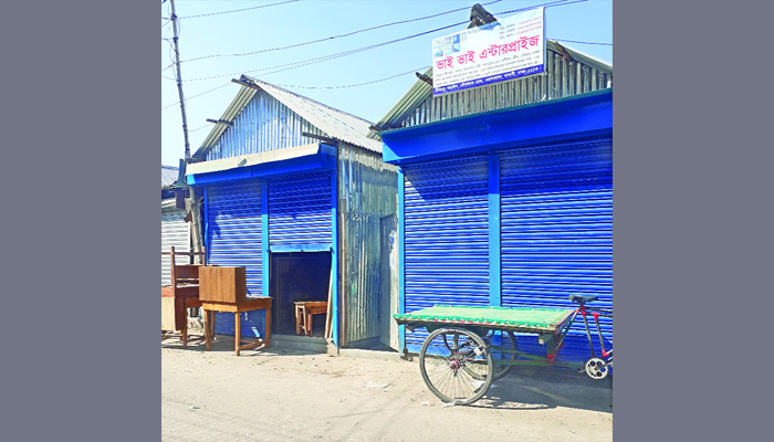 বস্তিতে পুলিশের ঘরবাণিজ্য